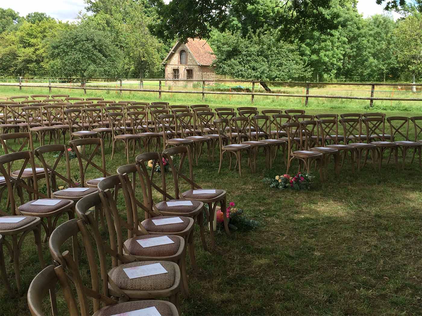 La cérémonie de mariage sous les arbres