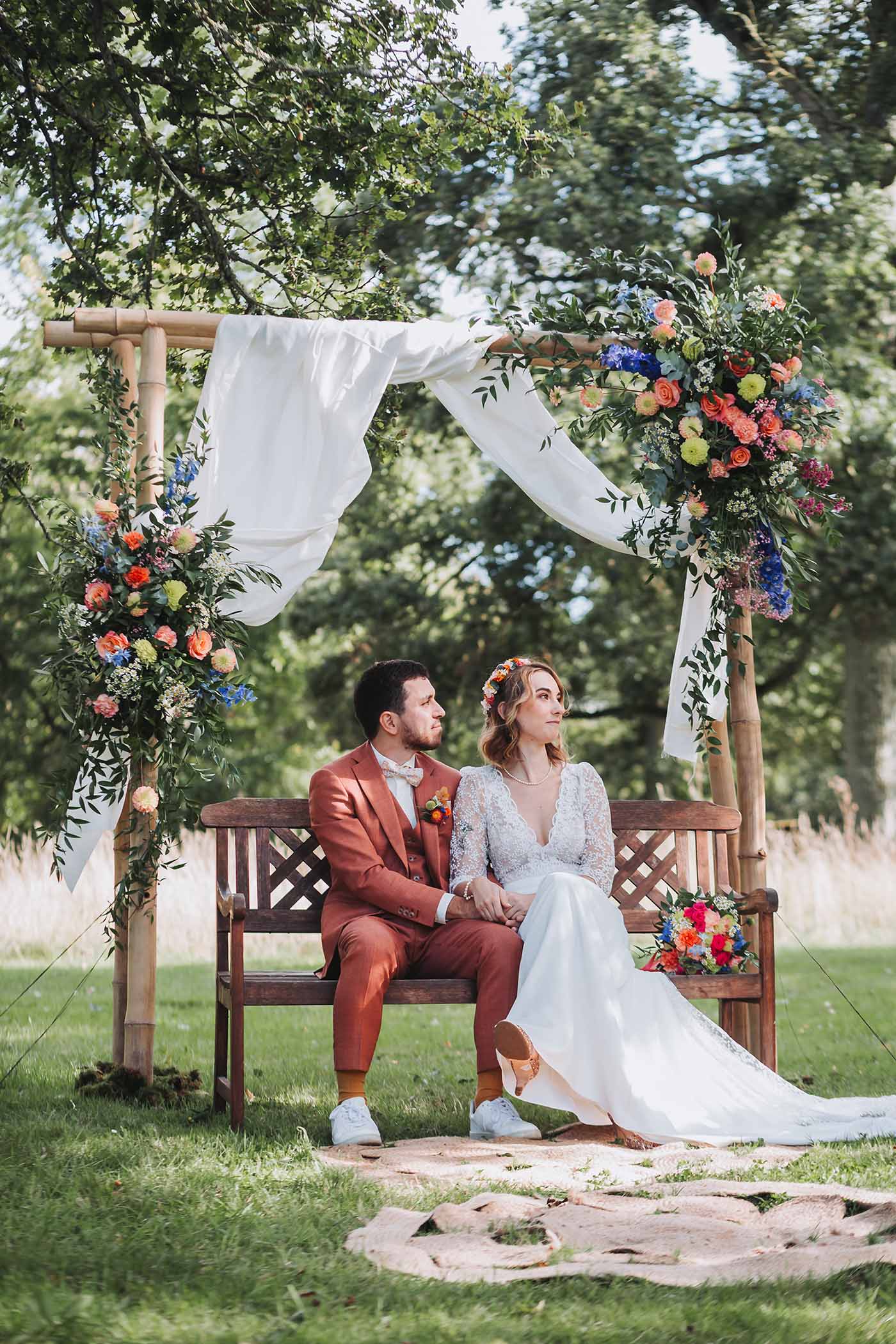 La cérémonie de mariage sous les arbres