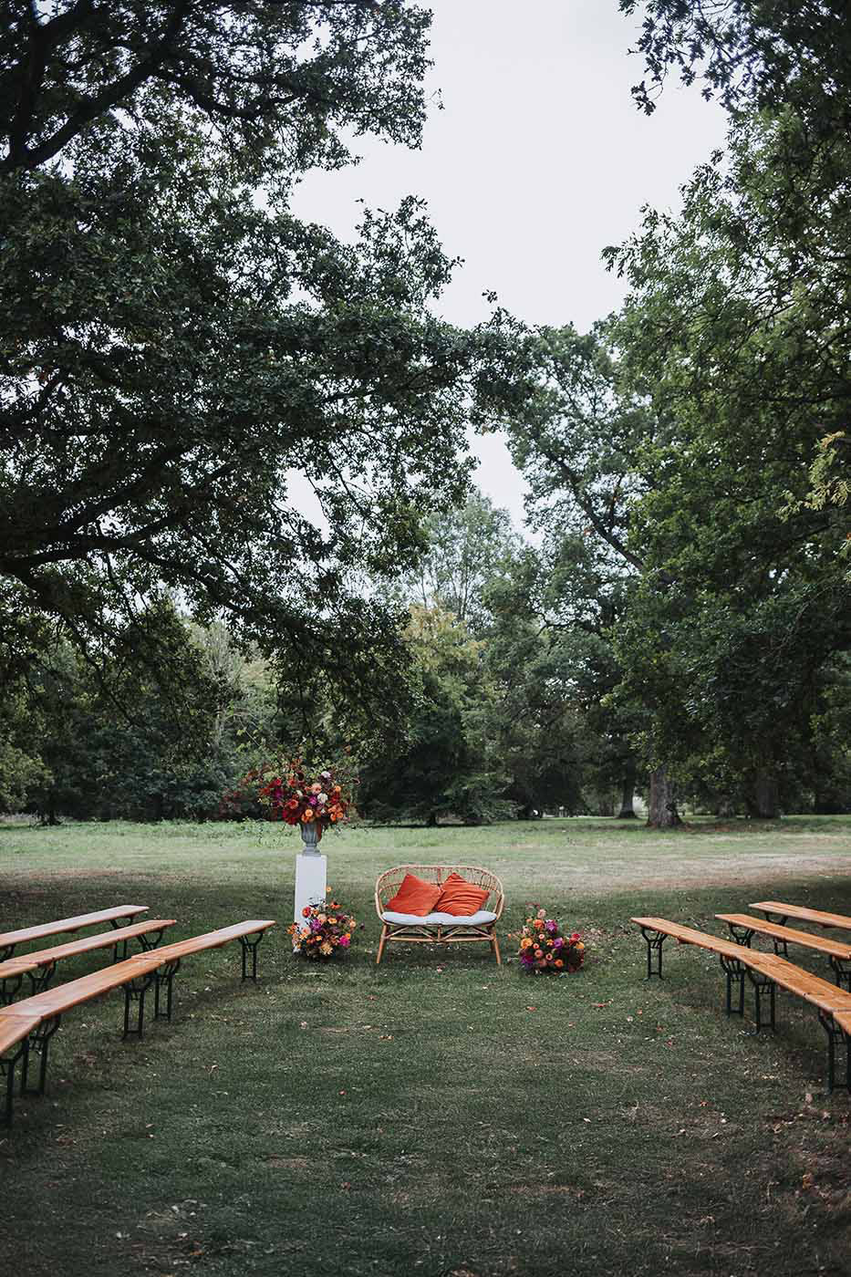 La cérémonie de mariage sous les arbres