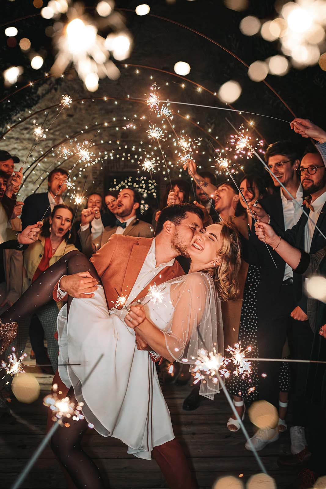 Le dîner et la soirée de mariage dans la grange sur l'eau