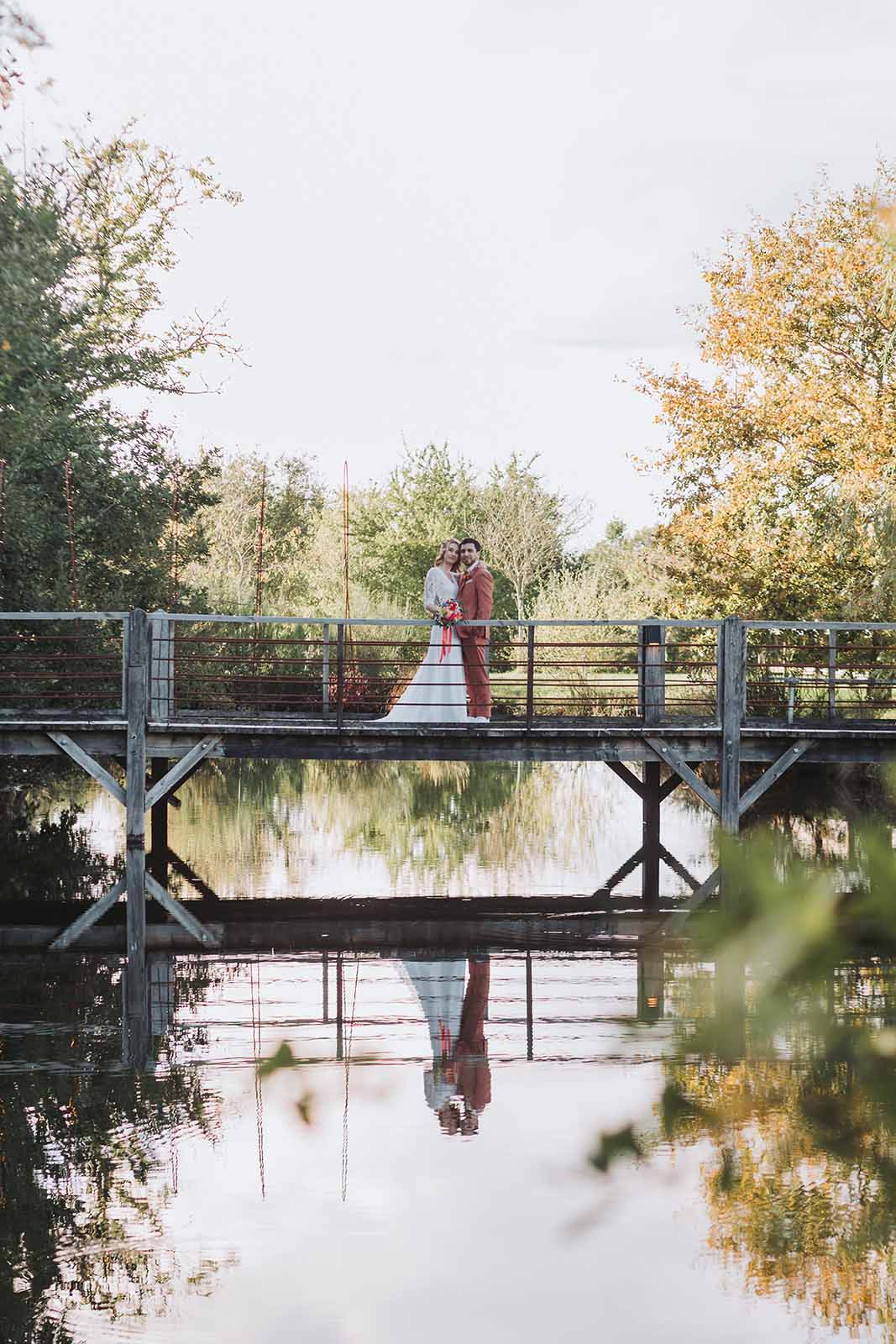 La cérémonie de mariage sous les arbres