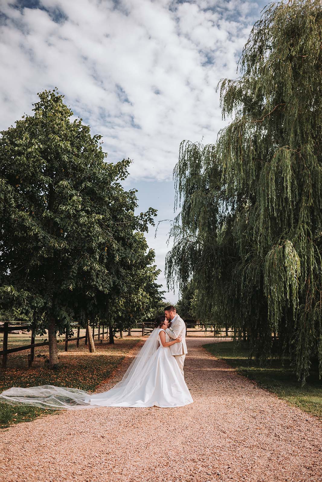 La cérémonie de mariage sous les arbres