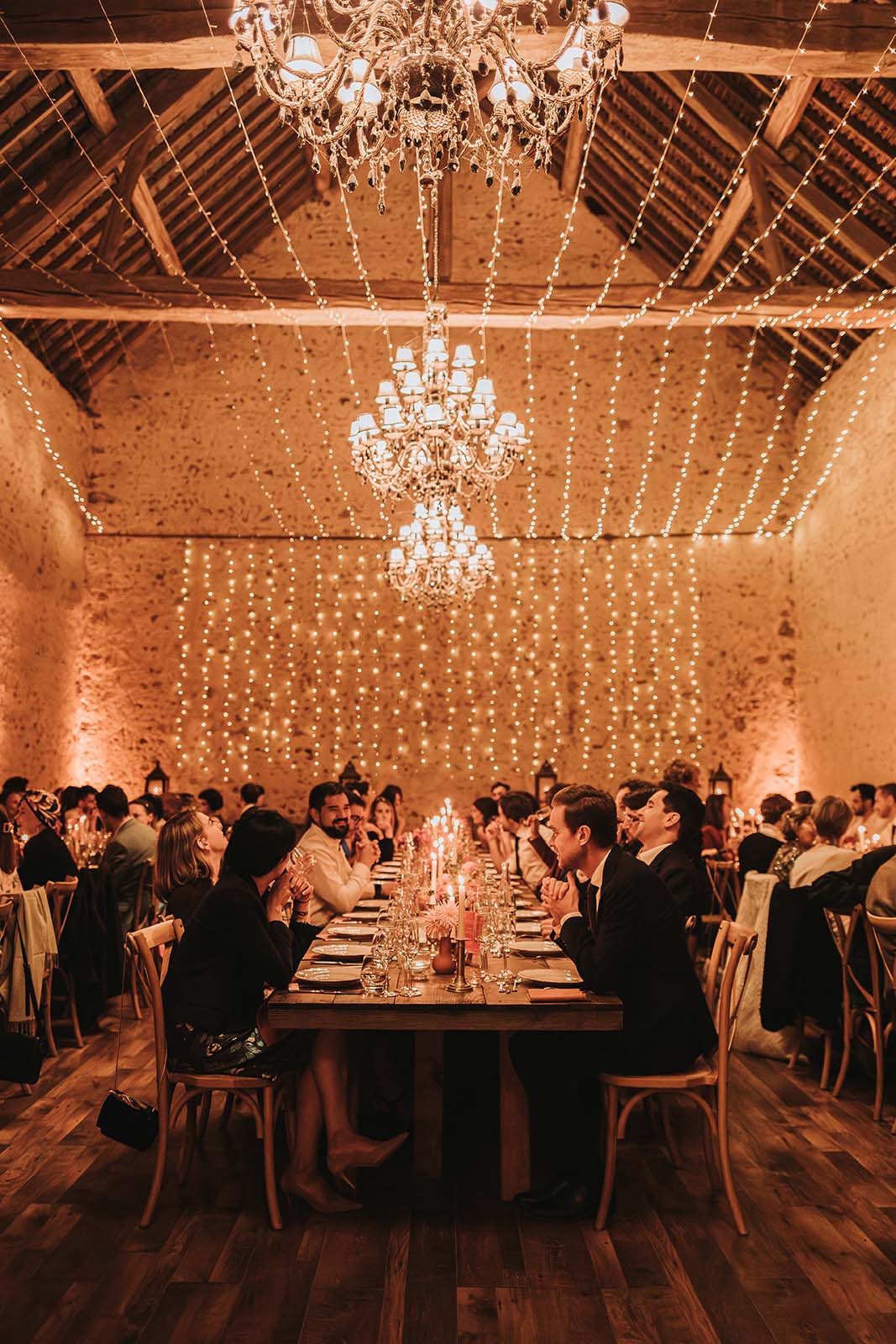 Le dîner et la soirée de mariage dans la grange sur l'eau