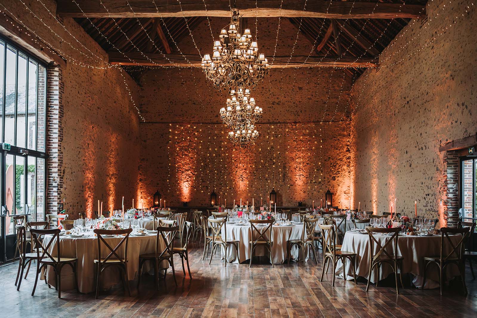 Le dîner et la soirée de mariage dans la grange sur l'eau