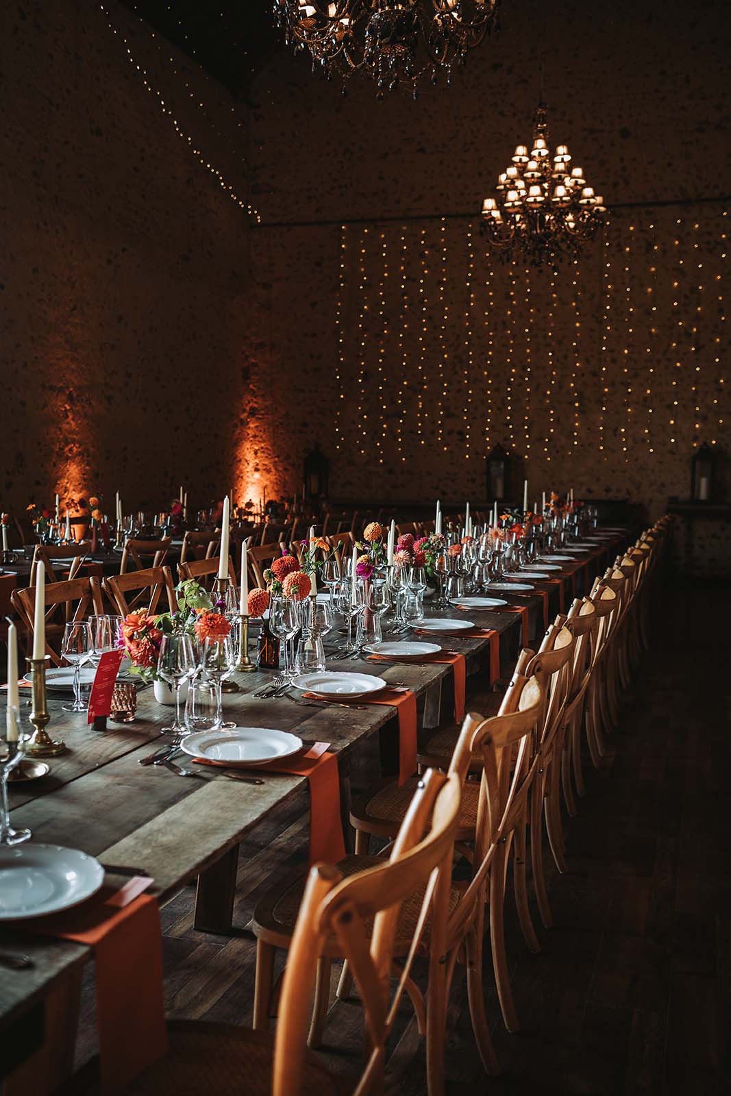 Le dîner et la soirée de mariage dans la grange sur l'eau