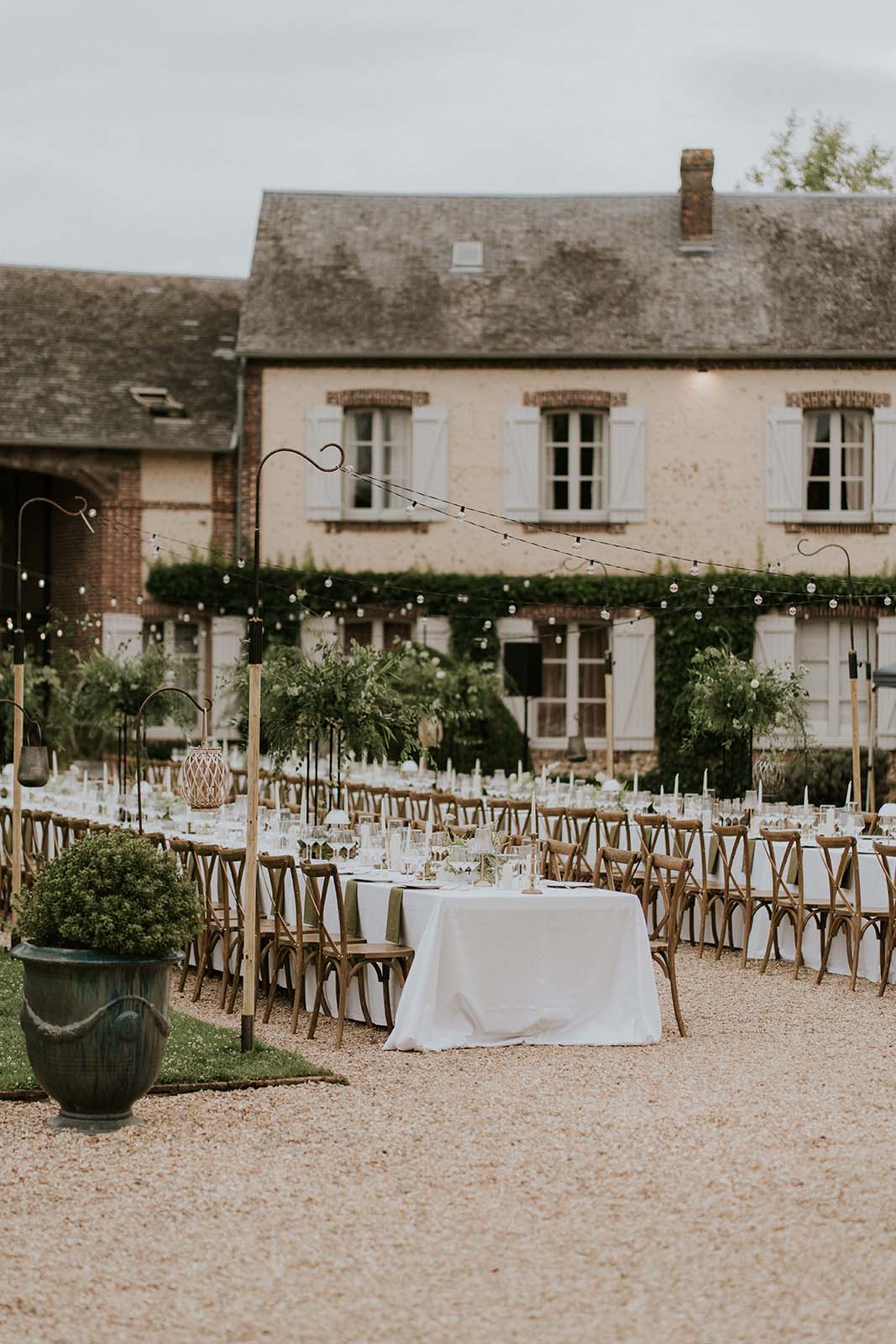 Le dîner et la soirée de mariage dans la grange sur l'eau