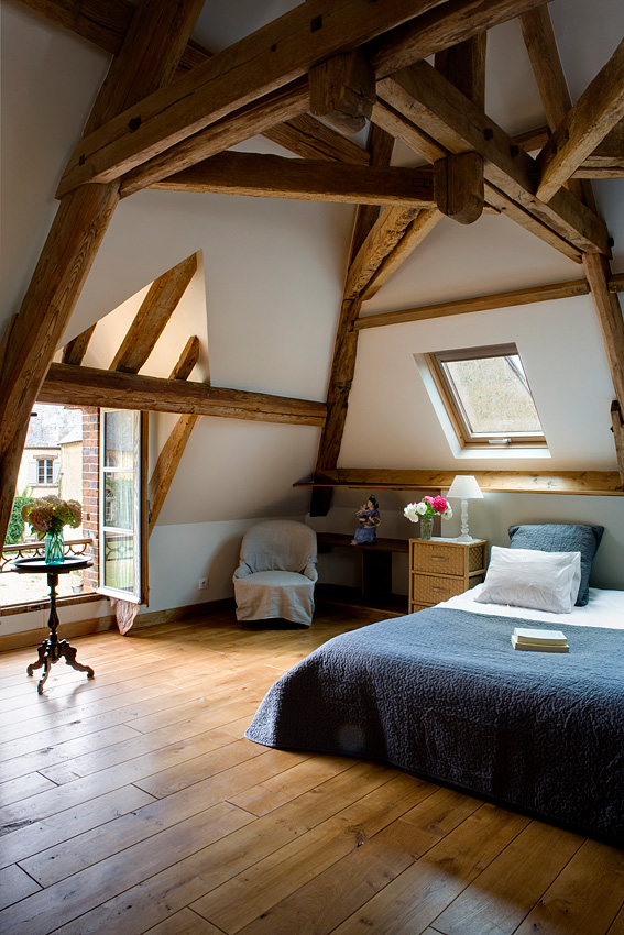 Maison de caractère de 150m2 avec accès indépendant et terrasse aménagée sur les douves.
