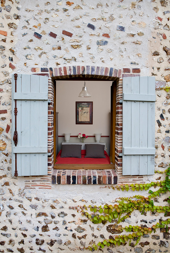 Maison de caractère de 150m2 avec accès indépendant et terrasse aménagée sur les douves.
