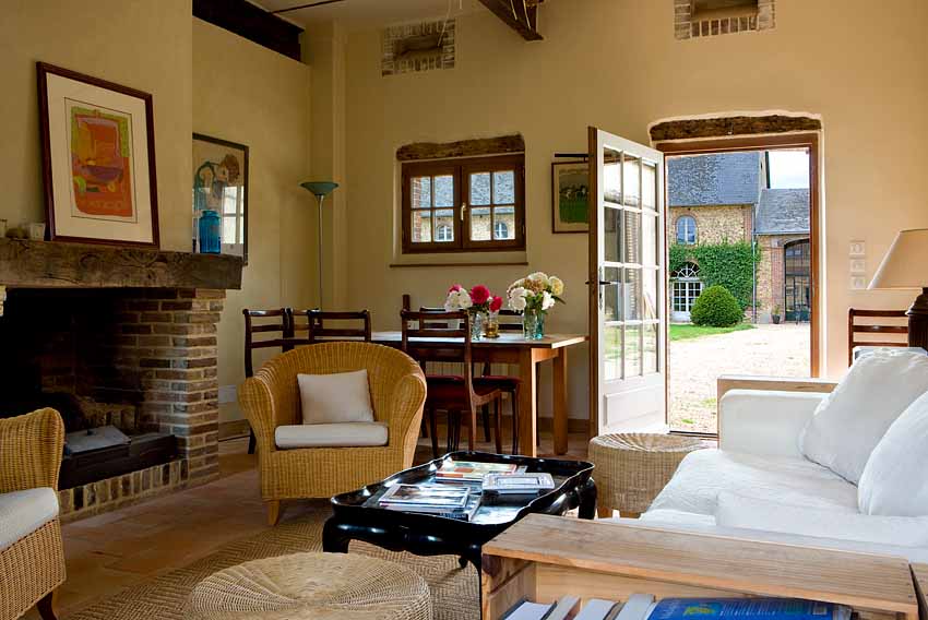 Maison de caractère de 150m2 avec accès indépendant et terrasse aménagée sur les douves.